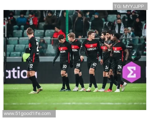 四号球衣足球明星的传奇故事与场上风采解析